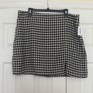 Black and white skirt from old navy. Fall. Size XL. Has a zipper on the side.